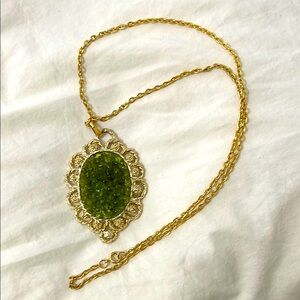Elegant Gold and Green Pendant Necklace